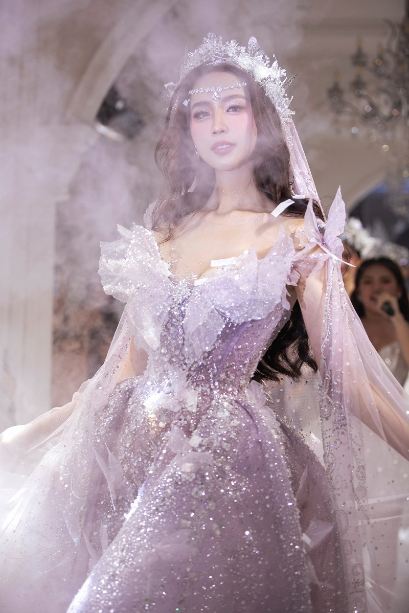 Trong nền nhạc cảm xúc của ca khúc Never Enough, Hoa hậu Liên lục địa Bảo Ngọc xuất hiện với chiếc váy chuyển bạc tím, thiết kế cánh bướm 3D lấp lánh.