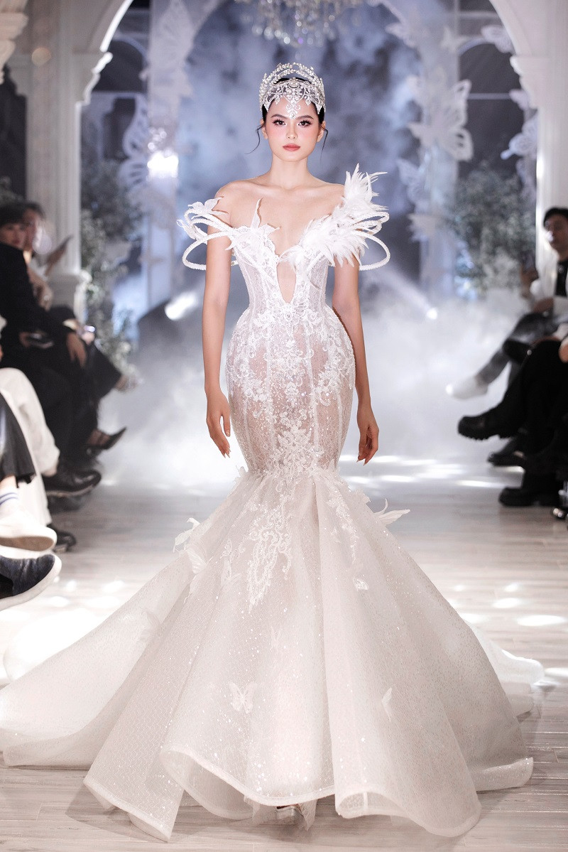 Một mẫu thiết kế ấn tượng trong bộ sưu tập.