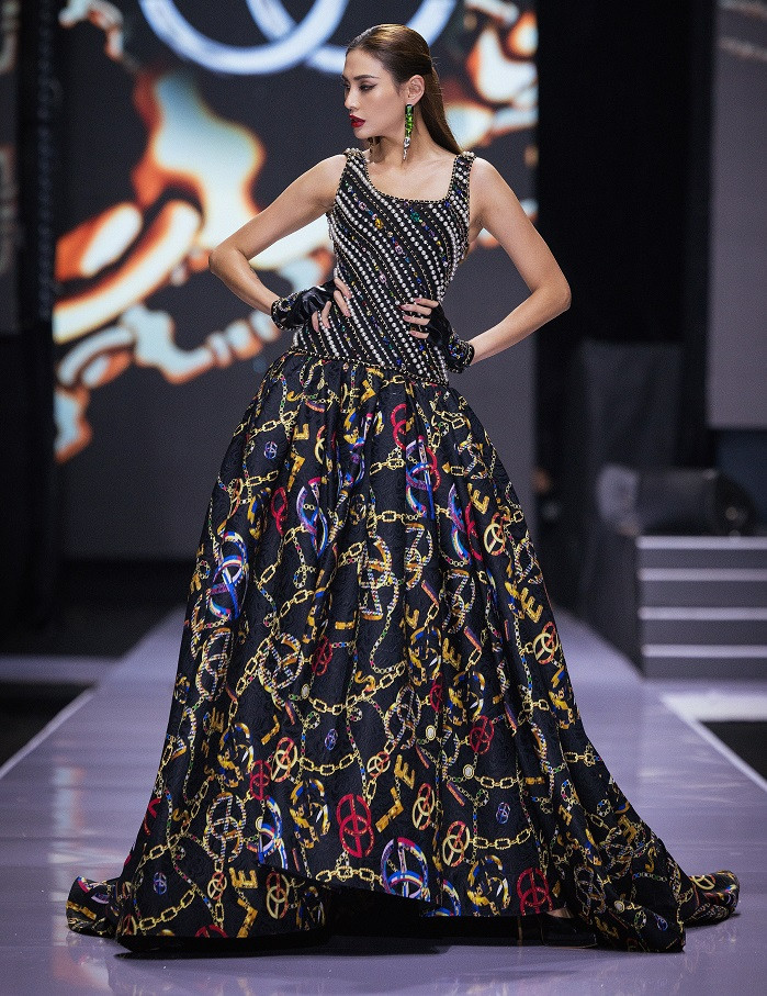 Collection 3 Tweed the Legend sử dụng chất liệu là biểu tượng vĩ đại của nghệ thuật, thời gian và giá trị, lồng ghép tinh tế hình ảnh chuỗi dây xích giúp nối liền mạch cảm xúc thăng hoa và khoảnh khắc tuyệt vời nơi sàn runway. Qua bàn tay tài hoa của nhà thiết kế, thứ chất liệu đặc trưng của thời trang cao cấp được làm mới ở những chi tiết như đường may viền, đai eo, khuy áo kim loại chạm khắc tinh xảo.