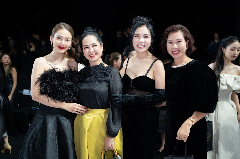 Cùng với Á hậu Phương Nhi, show thời trang còn quy tụ dàn sao Việt đến tham dự. NSND Lan Hương và diễn viên Khả Ngân đến tham dự chương trình.