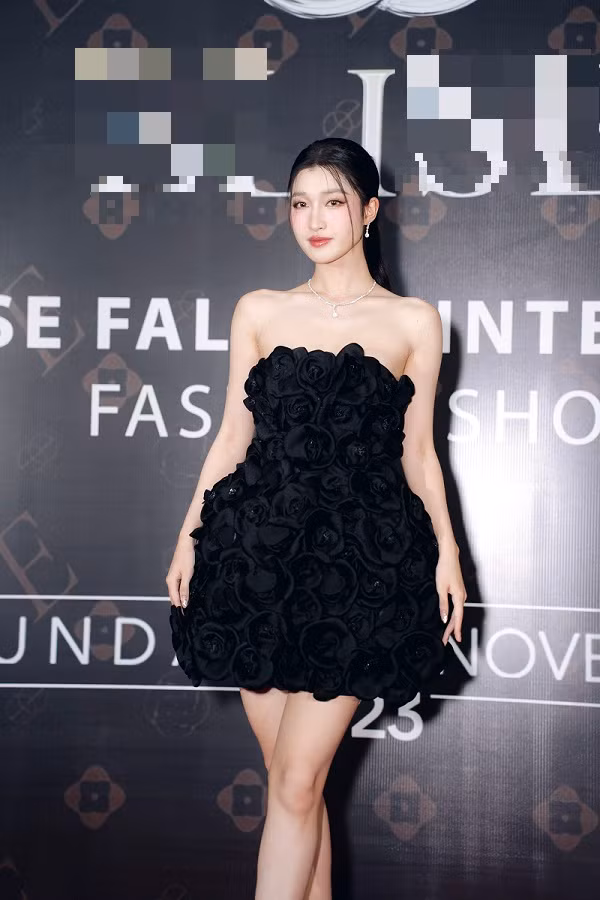 Nàng á hậu tạo dáng trên thảm đỏ.