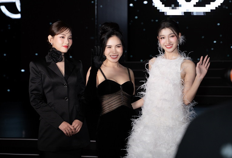 Nguyễn Phương Nhi chụp ảnh cùng doanh nhân Lưu Nga (giữa) - nhà sáng lập thương hiệu thời trang đình đám.