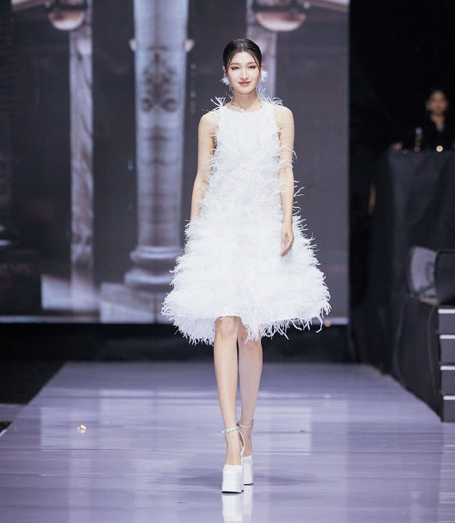 Tại sự kiện, Phương Nhi đảm nhận vai trò người mẫu trình diễn thiết kế trong bộ sưu tập Thu Đông 2023.