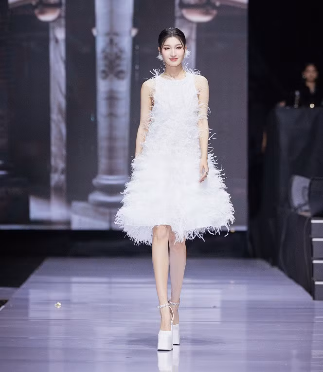 Tại sự kiện, Phương Nhi đảm nhận vai trò người mẫu trình diễn thiết kế trong bộ sưu tập Thu Đông 2023.