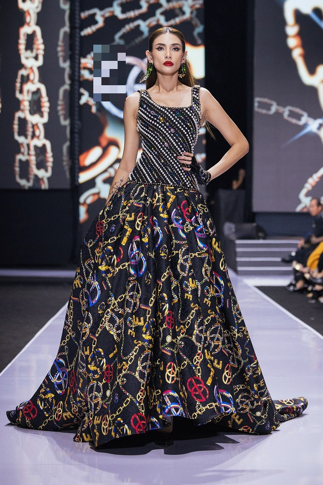 Siêu mẫu Võ Hoàng Yến đảm nhận vai trò vedette của show diễn.