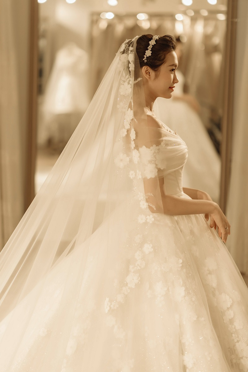 Từng chi tiết thêu ren, viền vai, thắt eo... đều được nhà thiết kế Phương Linh và đội ngũ sáng tạo đặt nhiều tâm huyết, thực hiện vô cùng tinh xảo, kỹ lưỡng để tôn lên nhan sắc ngọt ngào, bờ vai trần mảnh mai cùng vòng eo con kiến của Top 10 Hoa hậu Việt Nam 2020.