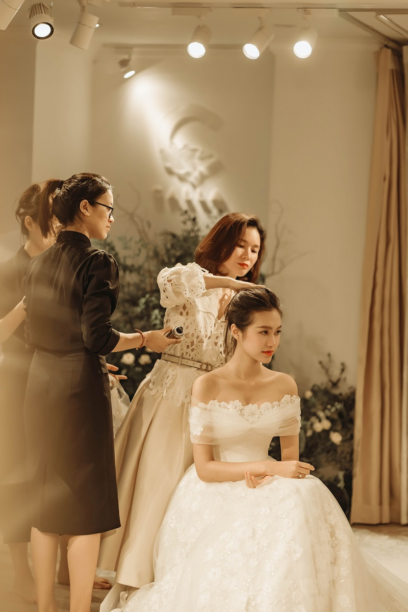 Ngoài ra, nhà thiết kế Phương Linh cũng khai thác thêm về sở thích của cô dâu, câu chuyện tình yêu cũng như những lời gửi gắm của chú rể Đoàn Văn Hậu về lễ phục cưới khi chuẩn bị bắt đầu thực hiện tác phẩm thiết kế.