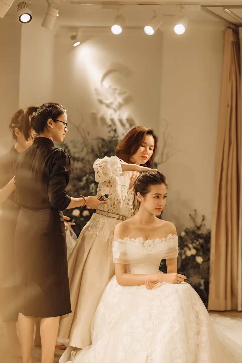 Ngoài ra, nhà thiết kế Phương Linh cũng khai thác thêm về sở thích của cô dâu, câu chuyện tình yêu cũng như những lời gửi gắm của chú rể Đoàn Văn Hậu về lễ phục cưới khi chuẩn bị bắt đầu thực hiện tác phẩm thiết kế.