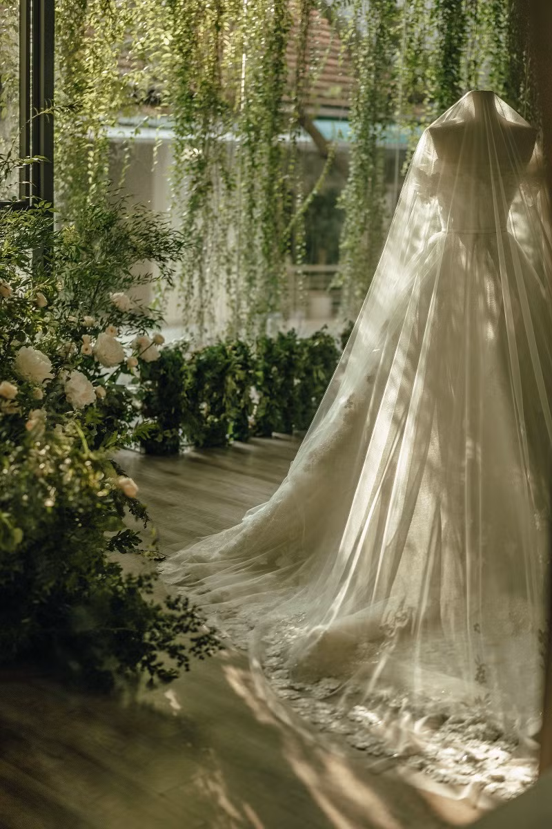 Điểm nhấn tại phần thân áo đặc biệt gợi nét mong manh giữa bản vai voan mây trên nền lớp ren hoa ẩn hiện.