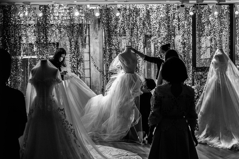 Nhà thiết kế Phương Linh và các nghệ nhân hoàn thiện việc đính kết chiếc váy cưới dành cho Doãn Hải My trong vòng hơn 680 giờ làm việc miệt mài.
