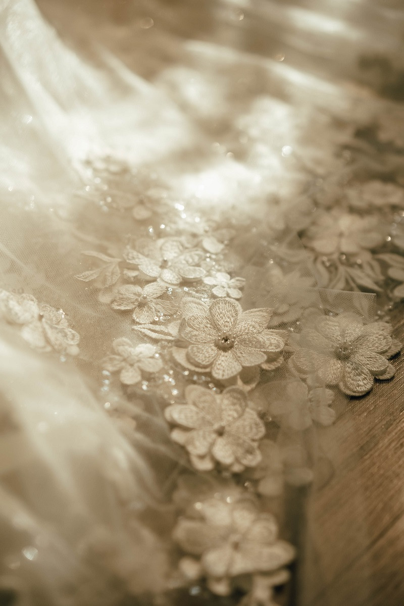 Những cánh hoa e ấp, duyên dáng nhưng cũng đầy rực rỡ được đính kết trên thân váy đã tạo nên sự cuốn hút đầy mê hoặc.