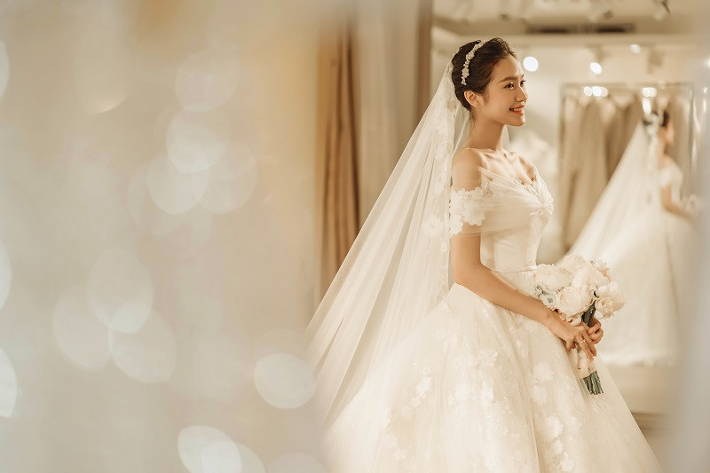 Theo nhà thiết kế Phương Linh, Camellia - loài hoa biểu trưng của sắc đẹp, sự quyền quý và cũng là biểu tượng thời trang trường tồn mãi với thời gian đã được cô và đội ngũ sáng tạo lựa chọn để làm nguồn cảm hứng cho chiếc váy cưới mà chú rể Đoàn Văn Hậu dành tặng cho cô dâu Doãn Hải My.