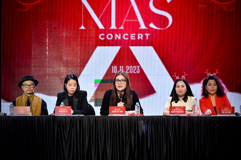 Ho Ngoc Ha va dan ca si quy tu trong dem nhac XMAS Concert