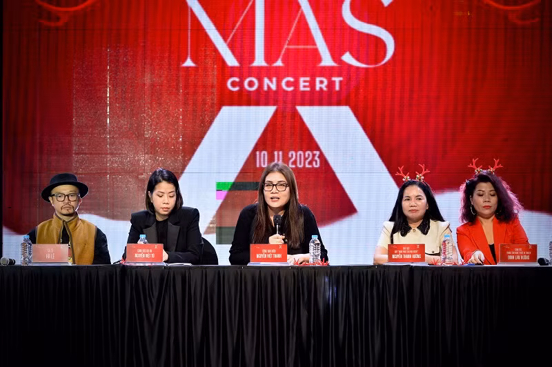 Ho Ngoc Ha va dan ca si quy tu trong dem nhac XMAS Concert