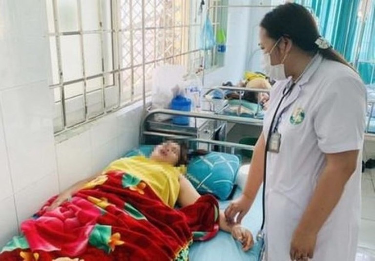 22 nguoi nhap vien nghi bi ngo doc sau khi an co dam cuoi-Hinh-2