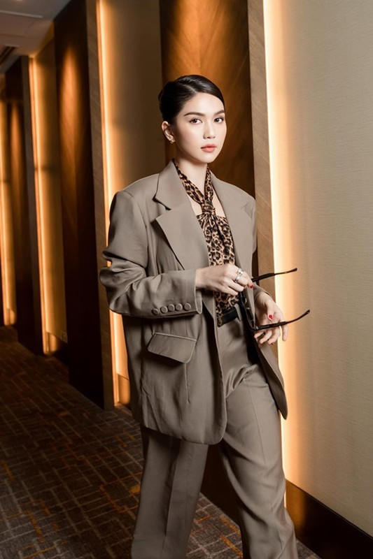 Ngọc Trinh cũng gây tranh cãi khi lấn sân làm ca sĩ, đóng phim, dạy kinh doanh online. Cô bị chê hát dở, không ít lần diễn như bình hoa di động. Ngọc Trinh cũng bị đánh giá chưa đủ thực lực để giảng dạy. Ảnh: FBNV.