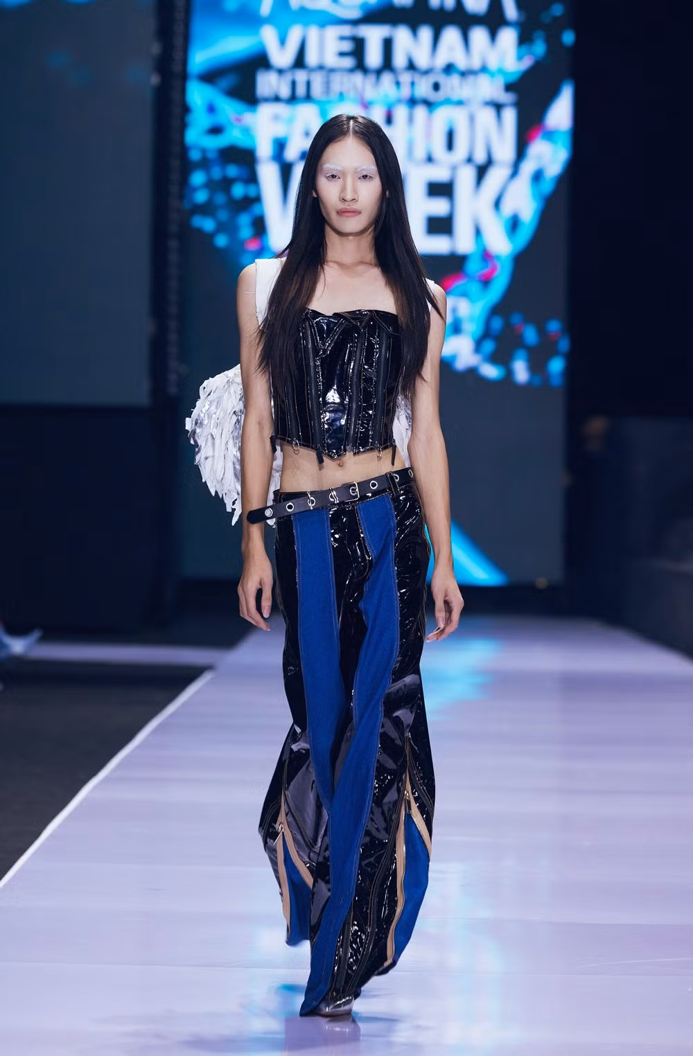 Với bộ sưu tập này, NTK trẻ muốn truyền tải tới thông điệp rằng, cuộc sống và tương lai của chúng ta rất có thể sẽ thay đổi cũng như phát triển theo những cách mà con người không thể dự đoán được, không lường trước được.