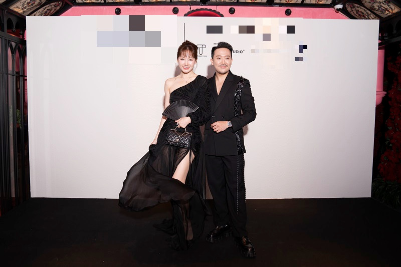 Tối 22/11, show thời trang của NTK Công Trí đã diễn ra tại TPHCM. Vợ chồng Trấn Thành – Hari Won tình tứ xuất hiện tại sự kiện. Nam MC diện trang phục lịch lãm, cười rạng rỡ trên thảm đỏ. Trong khi đó, Hari Won khoe trọn đôi chân nuột nà khi diện trang phục xẻ tà thướt tha sánh bước cùng chồng.