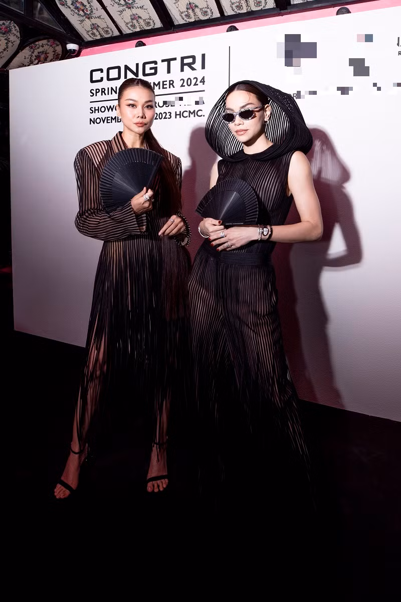 Cả hai diện trang phục đầy cá tính, khoe vóc dáng chuẩn siêu mẫu và thần thái “đỉnh của chóp” trên thảm đỏ.