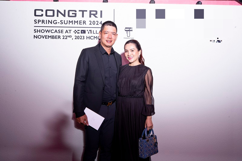 Diễn viên Bình Minh và vợ doanh nhân tình tứ xuất hiện tại sự kiện.