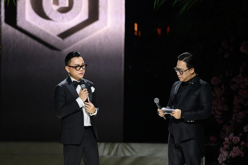 Show diễn của NTK Công Trí chỉ diễn ra vỏn vẹn trong 30 phút nhưng để lại nhiều ấn tượng cho dàn khách mời lẫn khán giả.