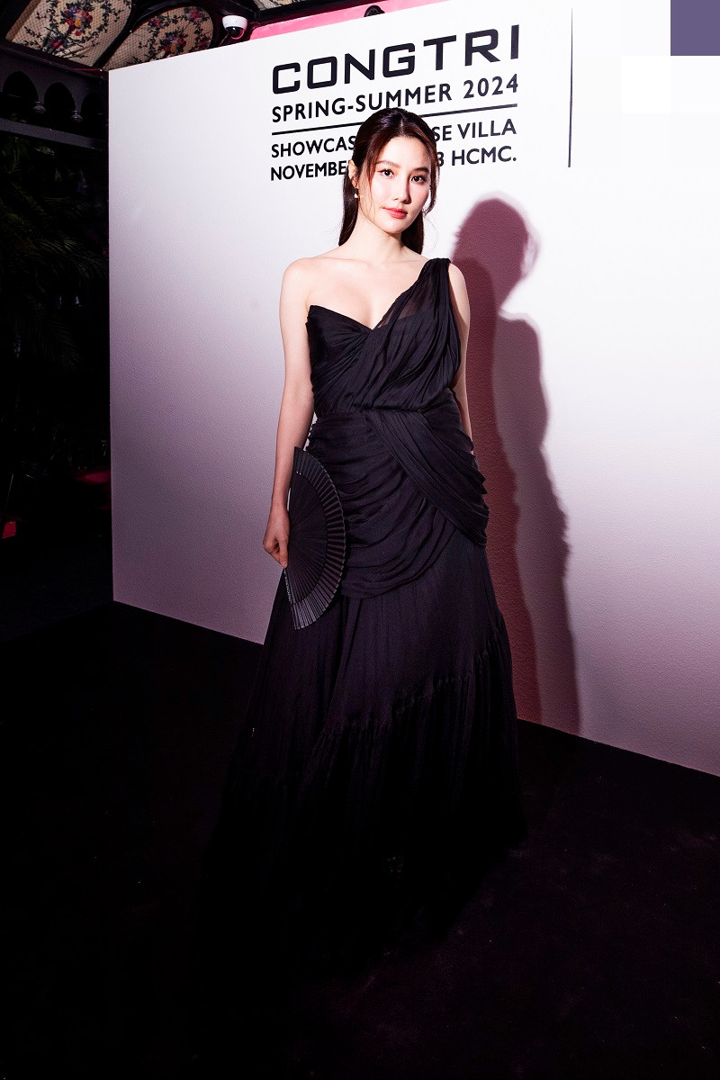 Diễm My diện trang phục gợi cảm trên thảm đỏ. Nữ diễn viên sẽ tổ chức đám cưới với bạn trai vào ngày 21/12 sắp tới.