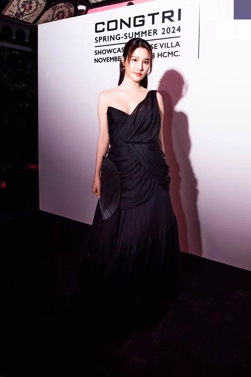 Diễm My diện trang phục gợi cảm trên thảm đỏ. Nữ diễn viên sẽ tổ chức đám cưới với bạn trai vào ngày 21/12 sắp tới.