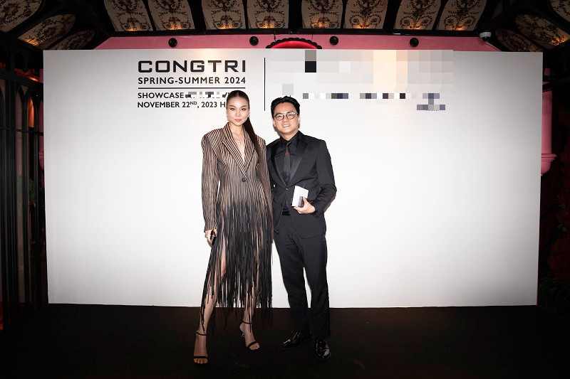 Siêu mẫu Thanh Hằng và ông xã cũng góp mặt tại sự kiện để chúc mừng NTK Công Trí. Cặp đôi nhận được nhiều sự chú ý sau khi kết hôn.