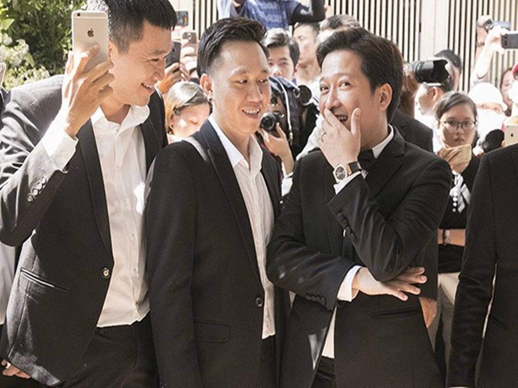 Vì quy định mang theo thiệp cưới, hai nghệ sĩ Xuân Nghị và Anh Đức suýt nữa không được dự đám cưới của Trường Giang vì quên thiệp. Tuy nhiên, gia đình Trường Giang đã lường trước sự việc này và chuẩn bị sẵn một số thiệp trắng cùng đội ngũ đón tiếp những khách quên đem thiệp. Ảnh: Zing