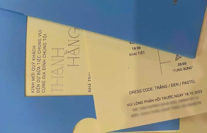 Về trang phục, các khách tới dự được khuyến khích mặc màu trắng, đen và pastel (các màu nhạt, trung tính). Ngoài ra, tiệc cưới Thanh Hằng được tổ chức trong không khí riêng tư, chỉ có bạn bè và người thân hai bên gia đình tham dự nên khách mời phải xác nhận tham dự trước ngày 18/10, tức 4 ngày trước đám cưới. Ảnh 2 Sao