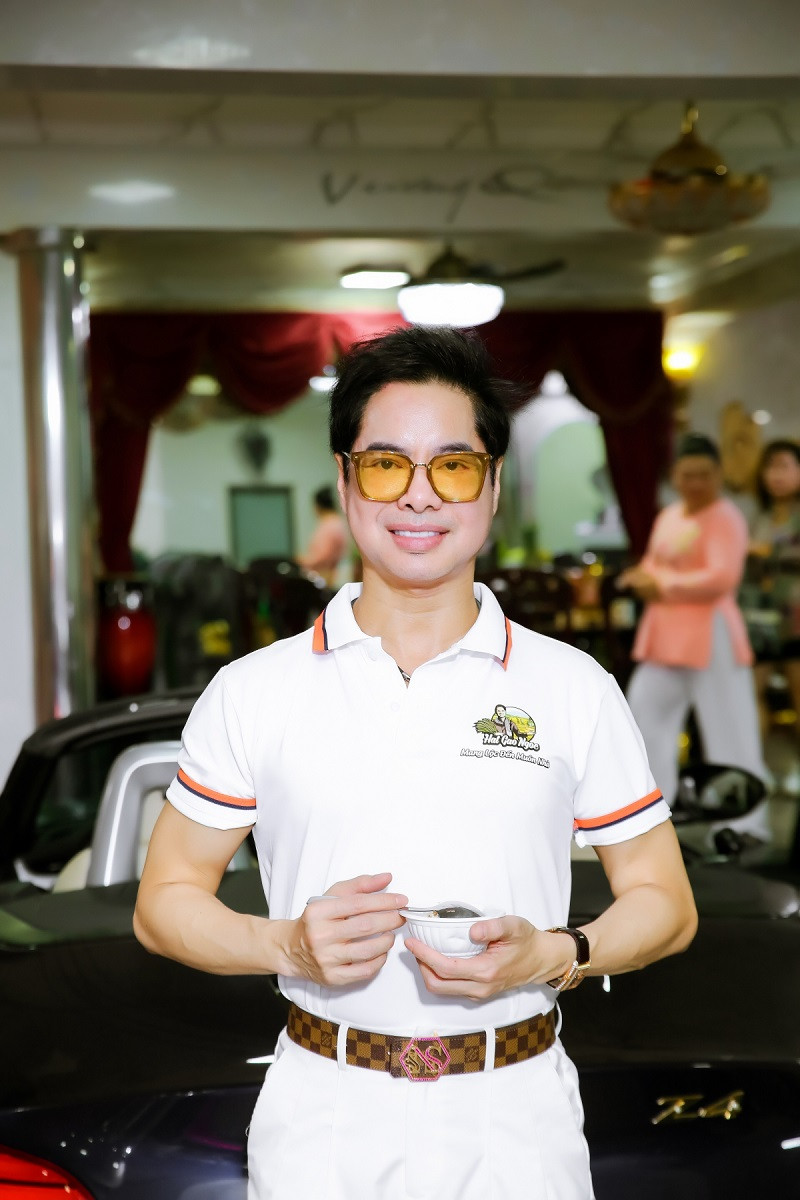 Ngoc Son tu tay nau com dai khach tai biet thu rieng-Hinh-2