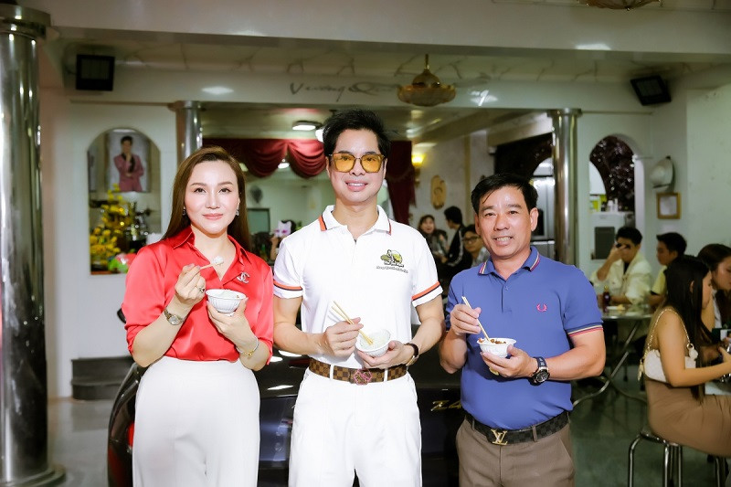 Ngoc Son tu tay nau com dai khach tai biet thu rieng-Hinh-3