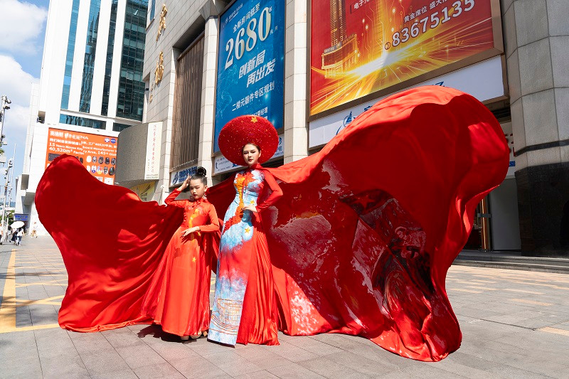 NTK Thach Linh mang ao dai hinh ban do Viet Nam ra the gioi-Hinh-3