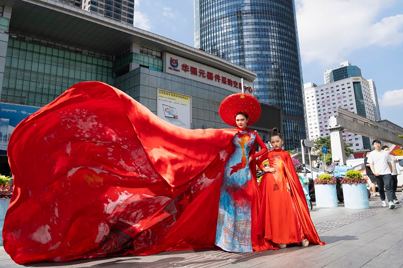 NTK Thach Linh mang ao dai hinh ban do Viet Nam ra the gioi-Hinh-4