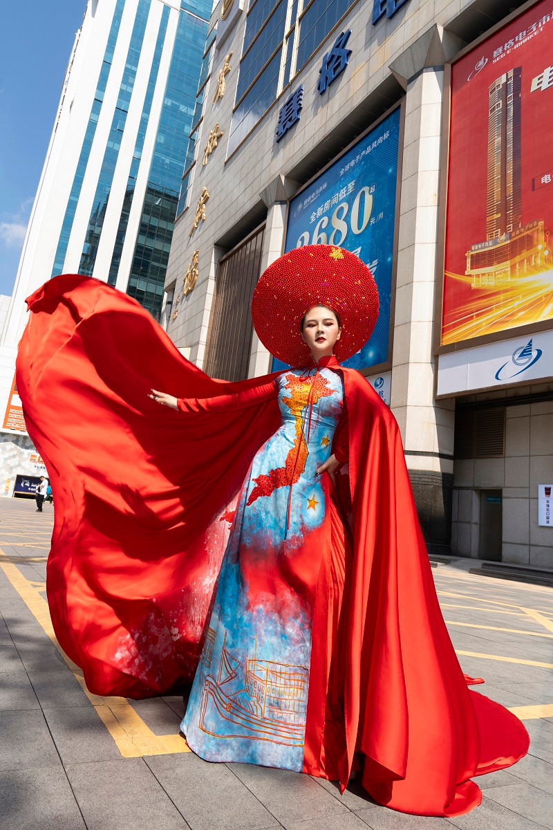 NTK Thach Linh mang ao dai hinh ban do Viet Nam ra the gioi