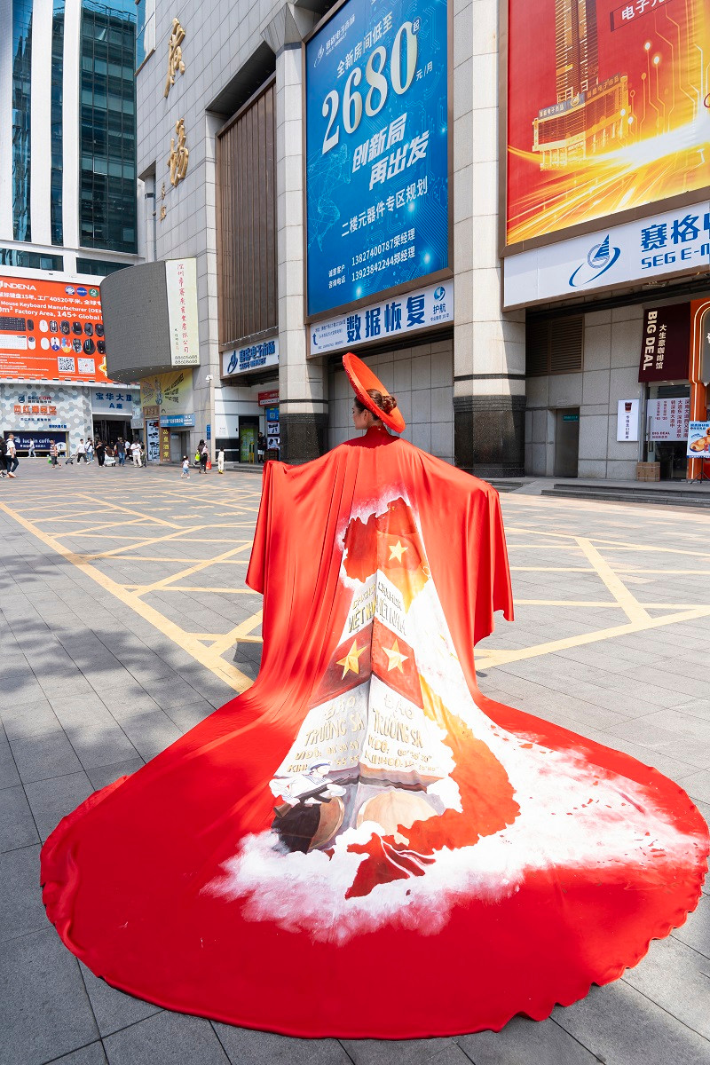 NTK Thach Linh mang ao dai hinh ban do Viet Nam ra the gioi-Hinh-2