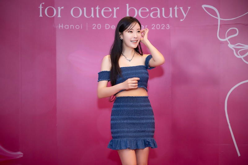 Người đẹp chia sẻ: “Tôi rất xúc động khi được trở lại Việt Nam sau 5 năm. Tôi rất yêu quý đất nước và con người Việt Nam”.