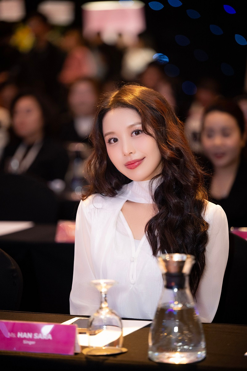 Ca sĩ Han Sara xinh đẹp tại sự kiện.