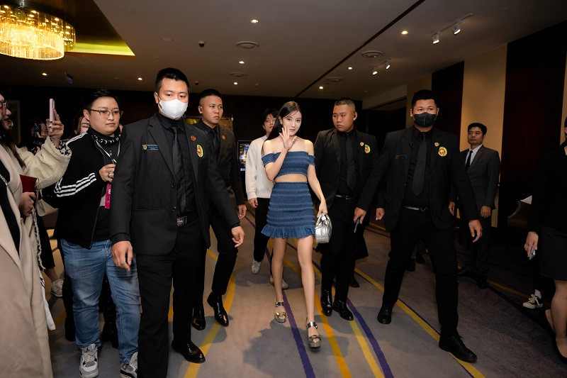 Tới sự kiện, Hyomin (T-ara) diện trang phục gợi cảm khéo khoe vòng eo nhỏ nhắn và bờ vai trần.