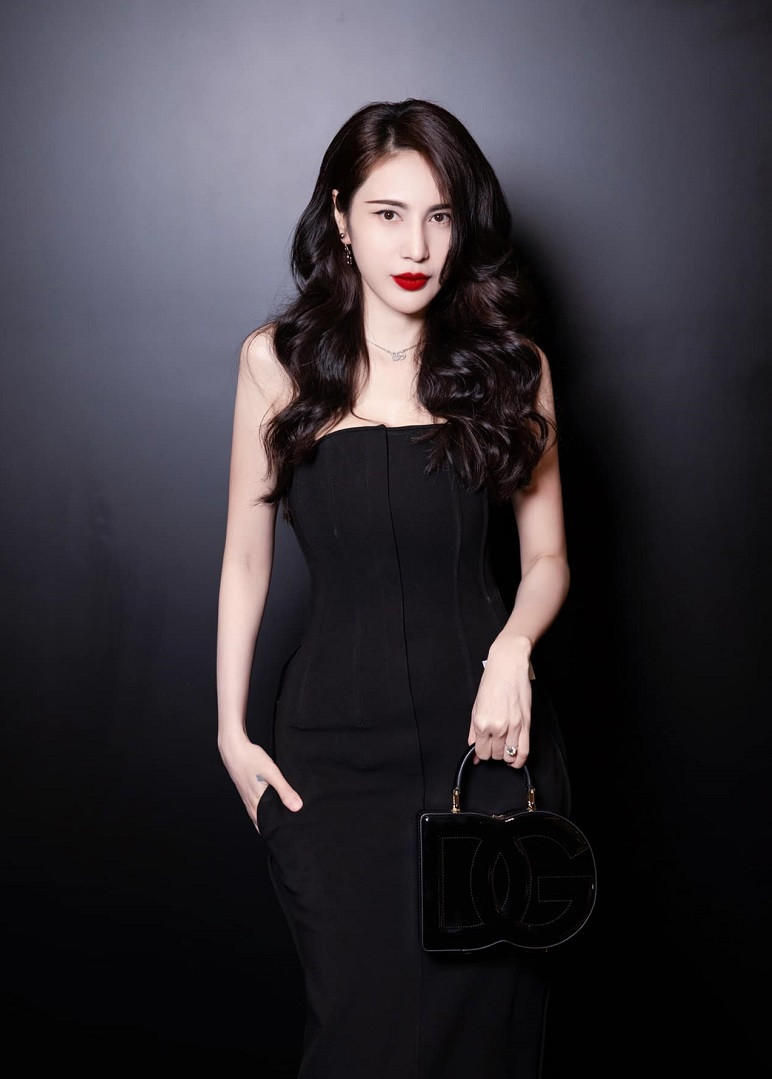 Vướng ồn ào, Thủy Tiên lên tiếng cho biết việc bán hàng online không có gì xấu. "Tôi thấy bán hàng online có gì xấu đâu, thay vì thời gian nghỉ ngơi đi chơi vui vẻ với gia đình thì bỏ ít thời gian ra mình bán hàng tốt lại có tiền giúp được bao người đỡ khổ. Đồng tiền mình kiếm từ việc mua bán chân chính không lấy của ai, không xin của ai, không vi phạm pháp luật hay đạo đức gì", nữ ca sĩ chia sẻ. Ảnh: FBNV