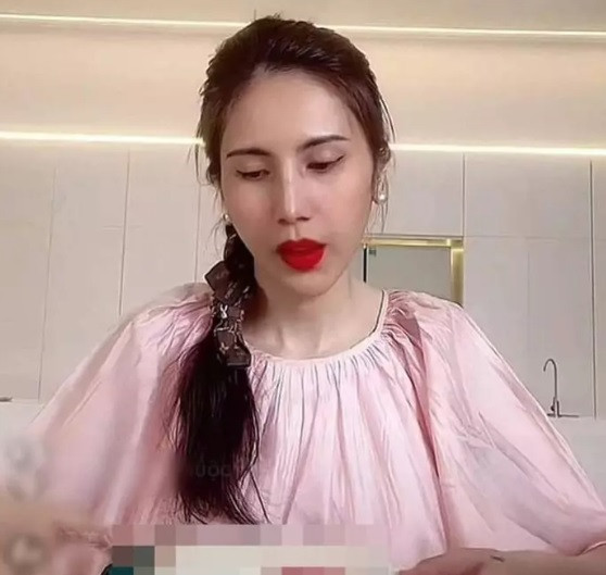 Gần đây, Thủy Tiên livestream bán hàng sau thời gian dài ở ẩn trên mạng xã hội. Tuy nhiên, bà xã Công Vinh nhận nhiều chỉ trích, mỉa mai của cộng đồng mạng.