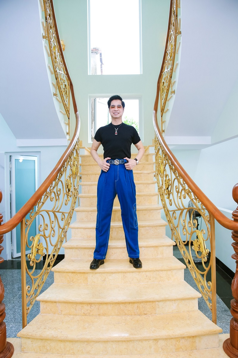 Trước đó, Ngọc Sơn tiết lộ, nhà từ đường được gia đình thiết kế với diện tích khiêm tốn. Nhưng với mong muốn biến nơi đây thành chỗ trú ẩn cho tất cả bà con ở xã Tam Hải mỗi khi có bão, lũ đi qua, anh đã tự tay lên ý tưởng thiết kế thật lớn, kiên cố, vững chắc.