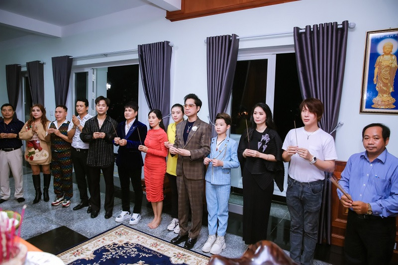 Trong cả cuộc đời của Ngọc Sơn, có bao nhiêu tiền anh đưa hết cho mẹ. Di chúc mẹ để lại cho anh chỉ duy nhất một căn nhà tại Sương Nguyệt Ánh, không có bất cứ tài sản nào khác.