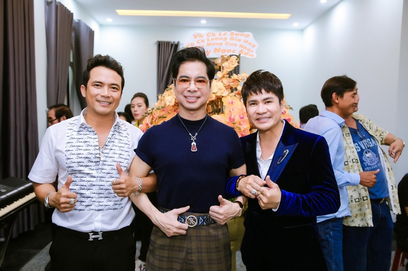 Dù công việc khá bận rộn, nhưng nam danh ca vẫn dành hẳn ba ngày để ở lại nhà từ đường, tự tay sắm sửa nhiều thiết bị gia dụng như: Tivi, tủ lạnh, máy giặt,... chỉnh sửa bố trí nội thất.