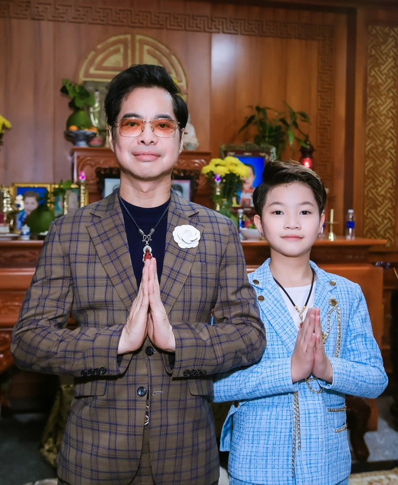 Cũng nhân dịp sinh nhật và khánh thành nhà từ đường, Ngọc Sơn trao tặng thêm hai căn nhà tình nghĩa trị giá 100 triệu đồng cho Uỷ ban nhân dân xã Tam Hải.