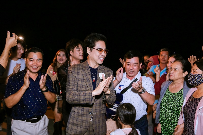 Có bao nhiêu tiền túi, Ngọc Sơn hào phóng móc ra để tặng cho bà con dòng họ, láng giềng.