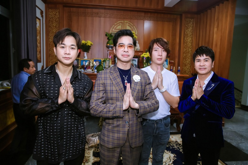 Được biết, lúc trước Ngọc Sơn cũng thường xuyên vay thêm tiền để giúp cho nhiều hoàn cảnh khó khăn vì không cầm được lòng và trường hợp xây nhà từ đường lần này cũng không ngoại lệ.