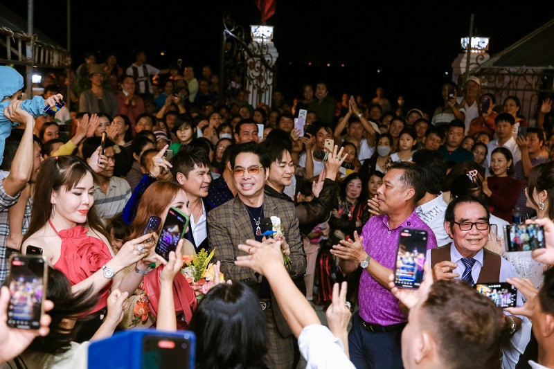 Nam danh ca được nhiều người yêu mến vì tấm lòng thiện và những việc làm ý nghĩa.