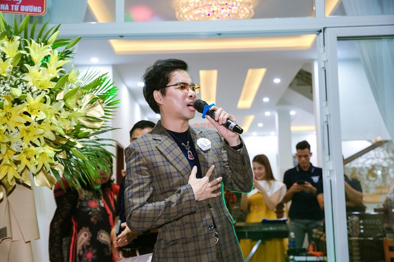 Là người con đại hiếu nổi tiếng showbiz Việt, Ngọc Sơn từng chia sẻ câu chuyện đưa hết tiền cho mẹ giữ và làm từ thiện nên chẳng có tiền riêng trong túi. Cộng thêm việc anh không quá để ý tới tiền bạc trong cuộc sống hàng ngày mà từng bị công ty điện lực cắt điện tới hai lần vì quên không trả tiền điện.