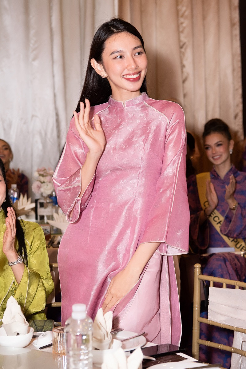 Hình ảnh Hoa hậu Hòa bình Quốc tế 2022 Nguyễn Thúc Thùy Tiên đồng hành cùng các thí sinh tại Huế.